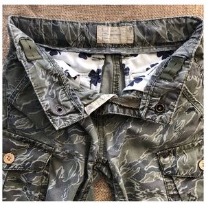 Lucky Brand ♥️ Camo Cargo Shorts 🦩